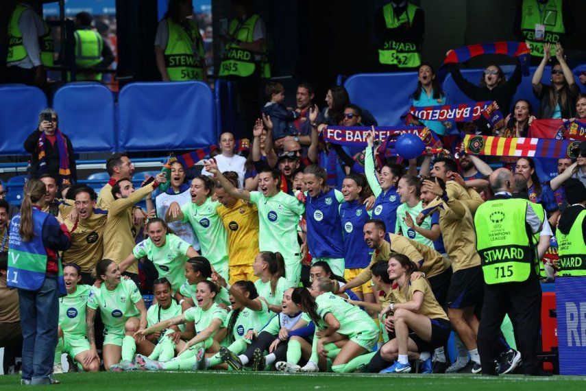 Las jugadoras del Barcelona celebran con sus aficionados después del partido de vuelta de las semifinales de la UEFA Womens Champions League entre el Chelsea y el Barcelona en Stamford Bridge, Londres, el 27 de abril de 2025. El Barcelona ganó el partido 4-1 y la eliminatoria con un marcador global de 8-2
