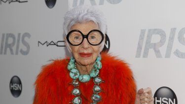 La diseñadora Iris Apfel durante el estreno de Iris en el Teatro de París, el miércoles 22 de abril de 2015, en Nueva York.