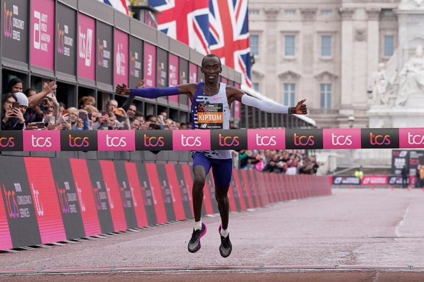 Kelvin Kiptum cruza la línea de meta al ganar la rama masculina del Maratón de Boston el domingo 23 de abril del 2023.