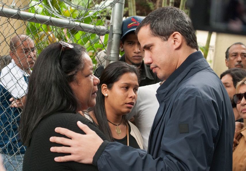 El presidente encargado de Venezuela, Juan Guaid&oacute; conversa con la madre del concejal asesinado&nbsp;Edmundo &ldquo;Pipo&rdquo; Rada.&nbsp;