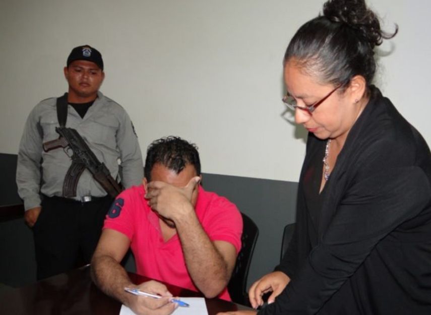 El abogado Samuel Esteban López Espinosa, de 40 años, acusado de abusar y violar sexualmente a su hijastra desde 2012.