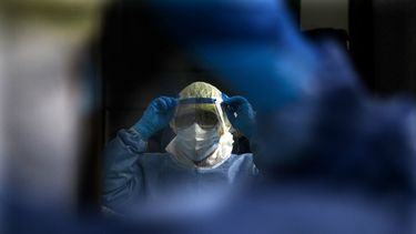 En esta fotografía de archivo del 30 de noviembre de 2020, el coronel Oscar Benavides Aguilar se viste con ropa protectora mientras se prepara para tratar a pacientes en un hospital militar establecido para atender a pacientes con COVID-19 en la Ciudad de México. México planea comenzar a vacunar a su gente contra el COVID-19 a fines de la tercera semana de diciembre, comenzando con los trabajadores de salud, anunció el gobierno el martes 8 de diciembre de 2020.