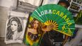 Una persona sostiene un producto alusivo a la cantante colombiana Shakira este miércoles, en Río de Janeiro (Brasil). El concierto gratuito que ofrecerá Shakira el próximo sábado 2 de mayo en la playa de Copacabana ha impulsado las ventas en Río de Janeiro con prendas y artículos inspirados en ella y en su estilo.