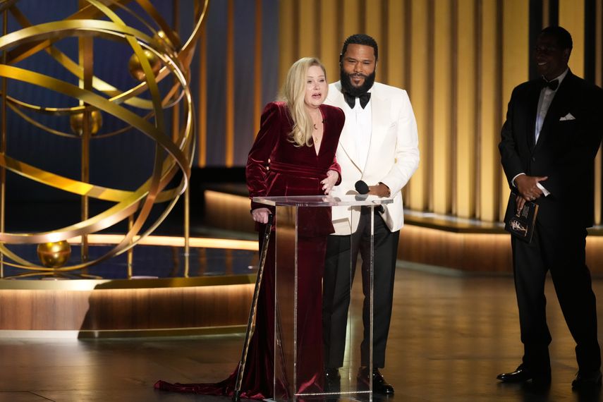 Christina Applegate, izquierda, presenta el premio a Mejor actriz de reparto de comedia en la 75a edición de los Premios Emmy el lunes 15 de enero de 2024 en el Teatro Peacock de Los Ángeles.