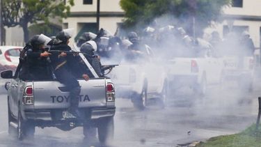 Policías antimotines les disparan a estudiantes universitarios que participan en una protesta contra el presidente Daniel Ortega, el lunes 28 de mayo de 2018, en Managua, Nicaragua.&nbsp;