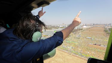 Bolsonaro saluda a sus seguidores en Brasilia el 07SEP21.