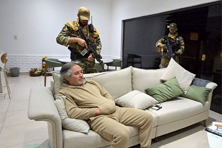 Esta fotografía, difundida el 13 de septiembre de 2025 por la Secretaría Nacional Antidrogas de Paraguay (SENAD), muestra a Hernán Bermúdez Requena, exsecretario de seguridad del estado mexicano de Tabasco, custodiado por miembros de la SENAD tras su arresto en Mariano Roque Alonso, cerca de Asunción. Bermúdez Requena, acusado de ser el líder de la banda criminal La Barredora, vinculada al poderoso Cártel Jalisco Nueva Generación, huyó de México en enero pasado para escapar de la justicia. (Foto: Secretaría Nacional Antidrogas Paraguay (SENAD) / AFP)