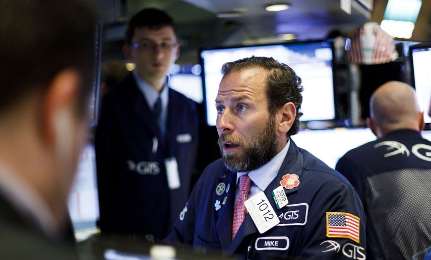 Corredores reaccionan a los resultados de la Bolsa de Nueva York.
