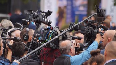 Cadenas de television en una cobertura de noticiosa.