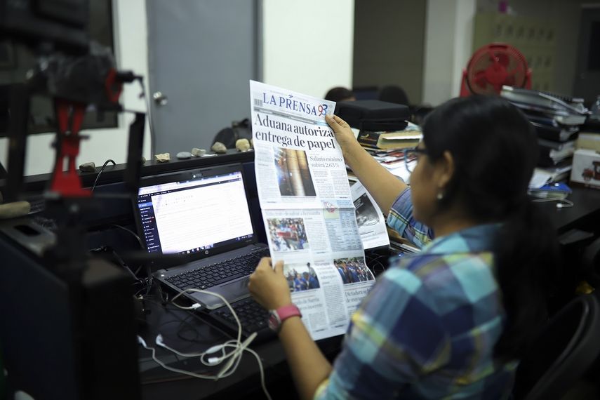 &nbsp; Una periodista sostiene una copia del diario La Prensa en Managua, Nicaragua, el viernes 7 de febreri de 2020.&nbsp;