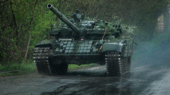 Un tanque ucraniano T-72 circula por una carretera cerca de Lyman, en el este de Ucrania, el 24 de abril de 2022, en medio de la invasión rusa a Ucrania.