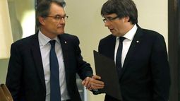 El presidente de la Generalitat Carles&nbsp;Puigdemont&nbsp;(d) y el expresidente Artur Mas tras el pleno celebrado esta tarde en el Parlamento de Barcelona.