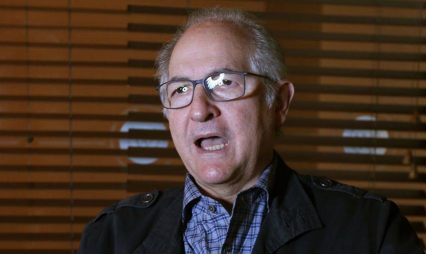 El exalcalde de Caracas Antonio Ledezma habla en entrevista con Efe.