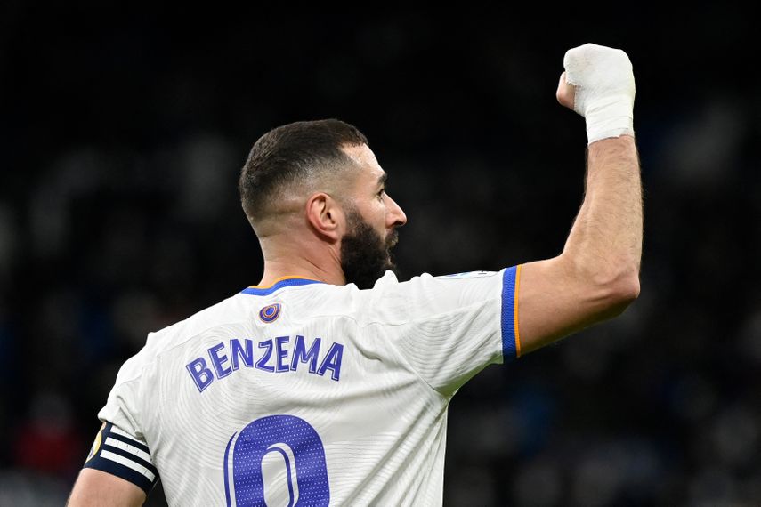 El delantero francés del Real Madrid Karim Benzema celebra después de marcar un gol durante el partido de fútbol de la liga española entre el Real Madrid CF y el Deportivo Alavés en el estadio Santiago Bernabéu de Madrid el 19 de febrero de 2022.