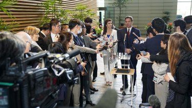 El gobernador de Florida, Ron DeSantis, habla con periodistas tras su reunión con el Primer Ministro de Japón, Fumio Kishida. Al lado de DeSantis su esposa Casey. &nbsp; &nbsp;