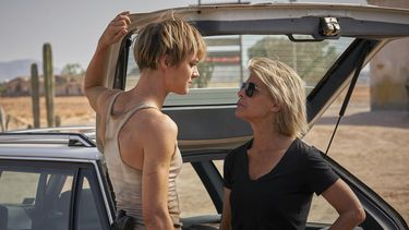 Mackenzie Davis y Linda Hamilton en una escena de Terminator: Dark Fate.