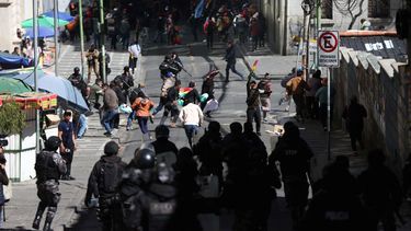 Simpatizantes del expresidente de Bolivia Evo Morales (2006-2019) corren durante un enfrentamiento con policías este miércoles, en La Paz, Bolivia.