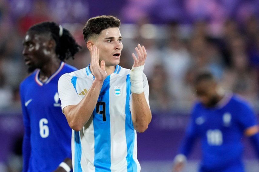 Julián Álvarez, de la selección de Argentina, aplaude durante un partido de cuartos de final de los Juegos Olímpicos ante Francia, en Burdeos, el viernes 2 de agosto de 2024&nbsp;