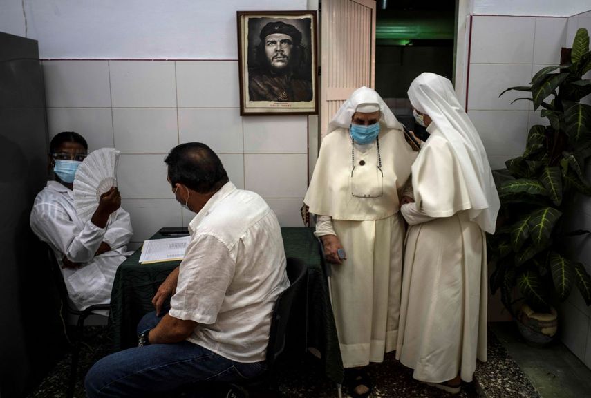 Dos monjas se retiran de una habitación tras ser vacunadas contra el COVID-19, en La Habana, Cuba.&nbsp;