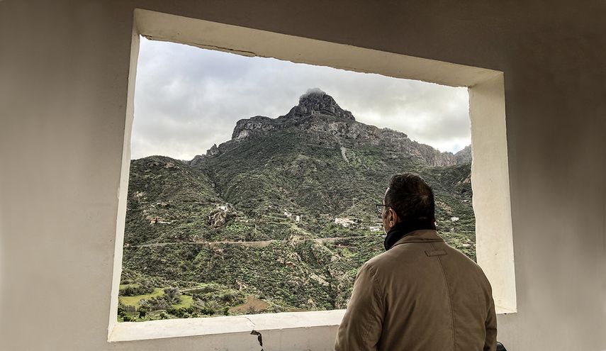 Roque Bentayga, desde una ventana en Tejeda, Gran Canaria.