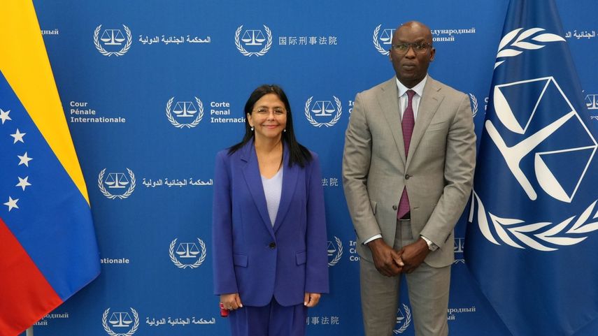 El fiscal adjunto del Tribunal Penal Internacional (TPI), Mame Mandiaye Niang, recibió en La Haya a la vicepresidenta venezolana, Delcy Rodríguez, este 8 de agosto