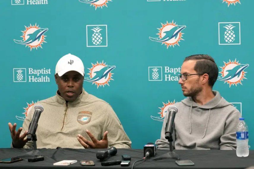 El gerente general de los Dolphins, Chris Grier (izquierda), y el entrenador Mike McDaniel responden preguntas durante una conferencia de prensa el 16 de enero de 2023.