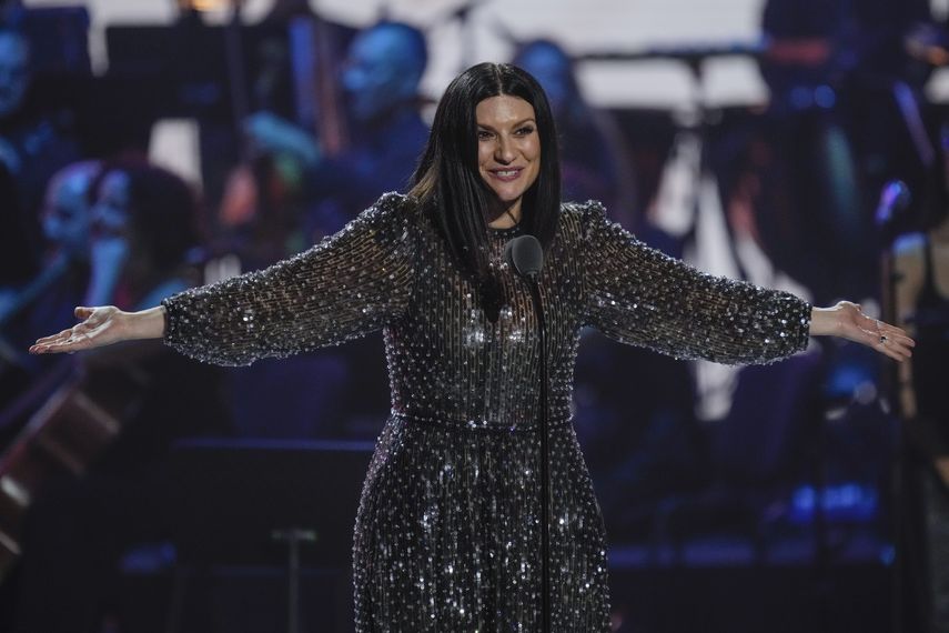 Laura Pausini celebra tras recibir el premio de la Personas del Año de la Academia Latina de la Grabación en Sevilla, España, el 15 de noviembre de 2023.
