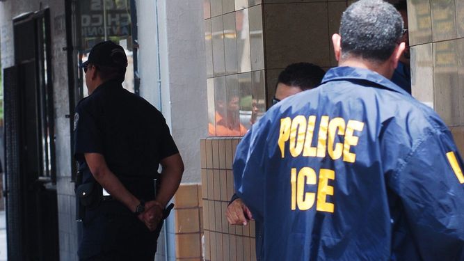 Un agente de la oficina de inmigración y aduanas (ICE). 