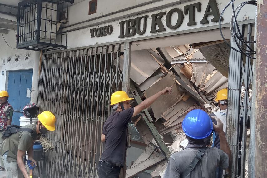 Trabajadores inspeccionan una tienda dañada durante un sismo en Cianjur, Java Occidental Indonesia, el lunes 21 de noviembre de 2022.&nbsp;
