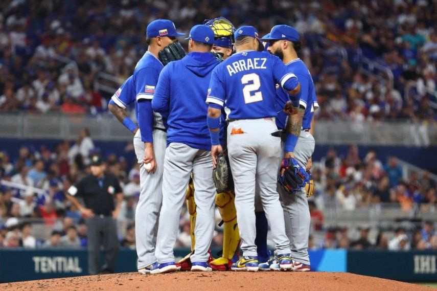 El entrenador de lanzadores Johan Santana #57 del equipo de Venezuela habla con Keider Montero #54 en el montículo durante la segunda entrada contra el equipo de Italia en el loanDepot Park el 16 de marzo de 2026 en Miami, Florida.&nbsp;