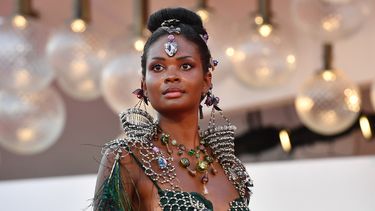 &nbsp;La modelo Yassine Gueye arriba a la proyección del filme Nuevo Orden, en el Festival de Cine de Venecia.