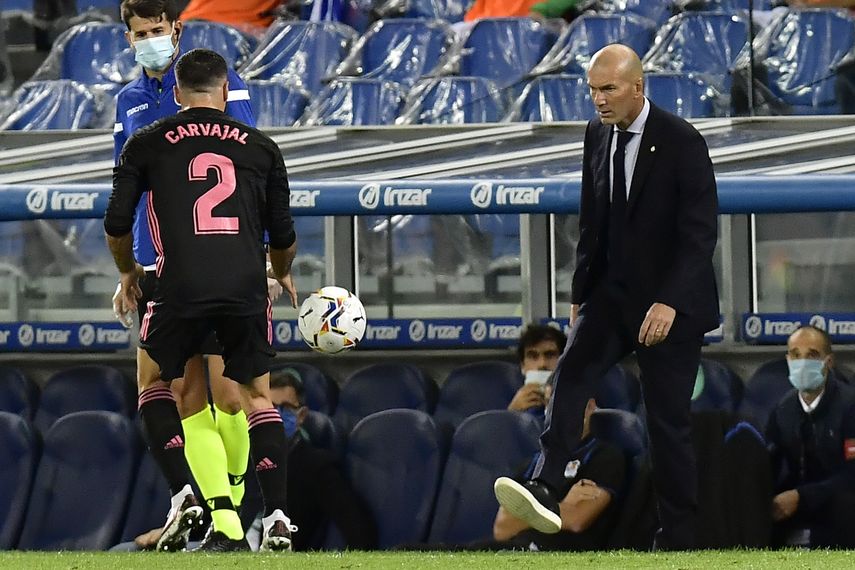 El t&eacute;cnico del Real Madrid Zinedine Zidane devuelve el bal&oacute;n a Dani Carvajal durante el partido contra la Real Sociedad por la Liga de Espa&ntilde;a, el domingo 20 de septiembre de 2020, en San Sebasti&aacute;n&nbsp;