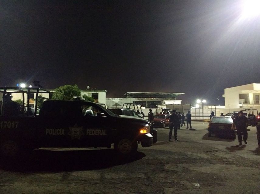 El Gobierno estatal informó que al entrar, los policías fueron repelidos por reos que se habían apoderado de algunas herramientas de la carpintería y prendieron fuego a colchones.