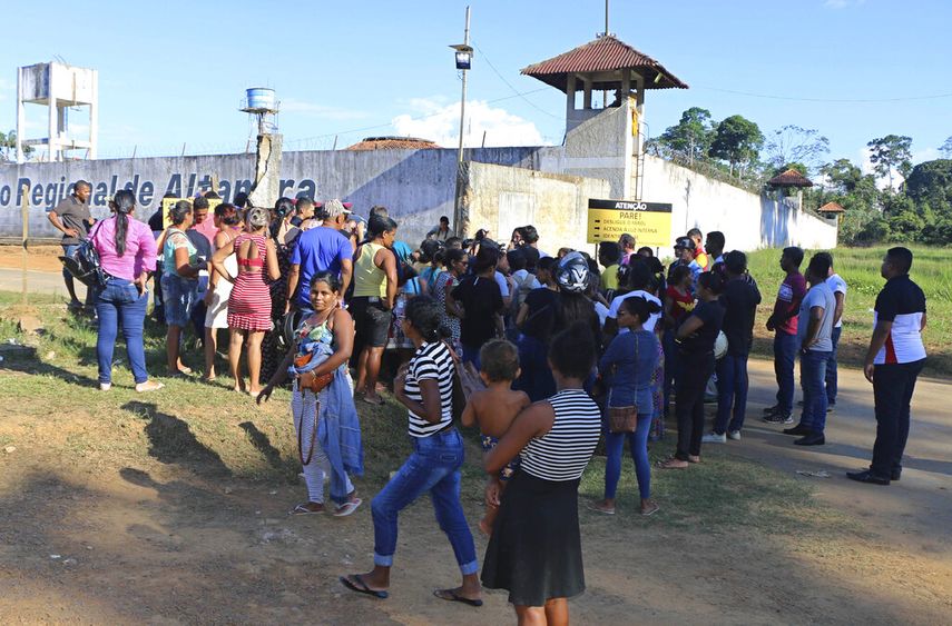 Gente busca información sobre familiares presos en la cárcel de Altamira, Brasil, donde se produjo un motín que dejó al menos 62 muertos. Imagen del 29 de julio de 2019.