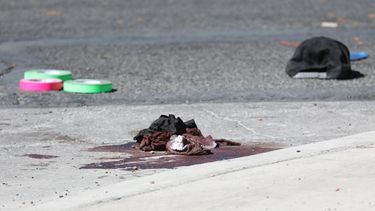 Vista de ropa cubierta de sangre este lunes 2 de octubre de 2017, sobre una calle cercana al lugar donde se produjo el tiroteo que acabó con la vida de 59 personas en un festival de música country, en Las Vegas, Nevada, Estados Unidos.&nbsp;
