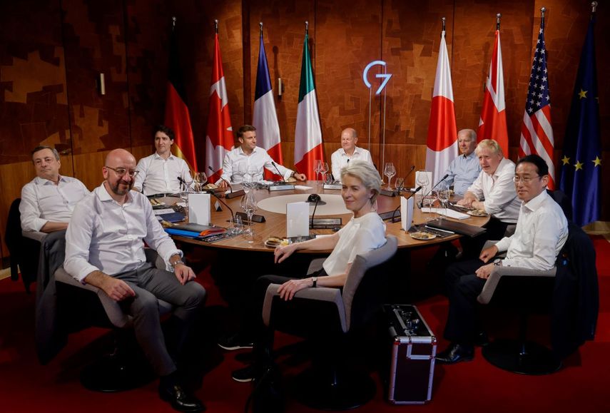 De izquierda a derecha: El primer ministro italiano Mario Draghi, el presidente del Consejo Europeo Charles Michel, el primer ministro canadiense Justin Trudeau, el presidente francés Emmanuel Macron, el canciller alemán Olaf Scholz, la presidenta de la Comisión Europea Ursula von der Leyen, el presidente estadounidense Joe Biden, el primer ministro británico Boris Johnson y el primer ministro japonés Fumio Kishida, que asisten a una cena de trabajo durante la Cumbre del G7 celebrada en el castillo de Elmau, en el sur de Alemania.