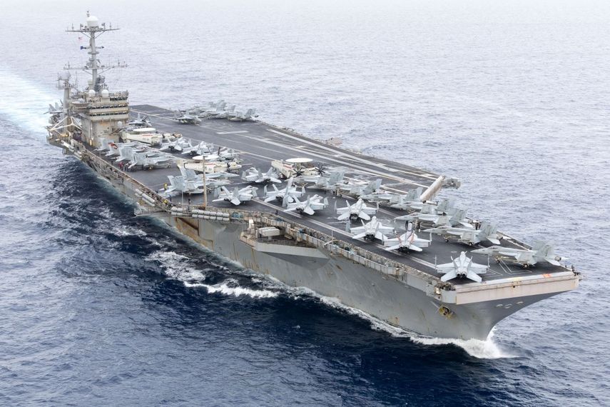 El portaaviones Harry S. Truman (CVN 75) transita por el Estrecho de Gibraltar, el 25 de noviembre de 2024.