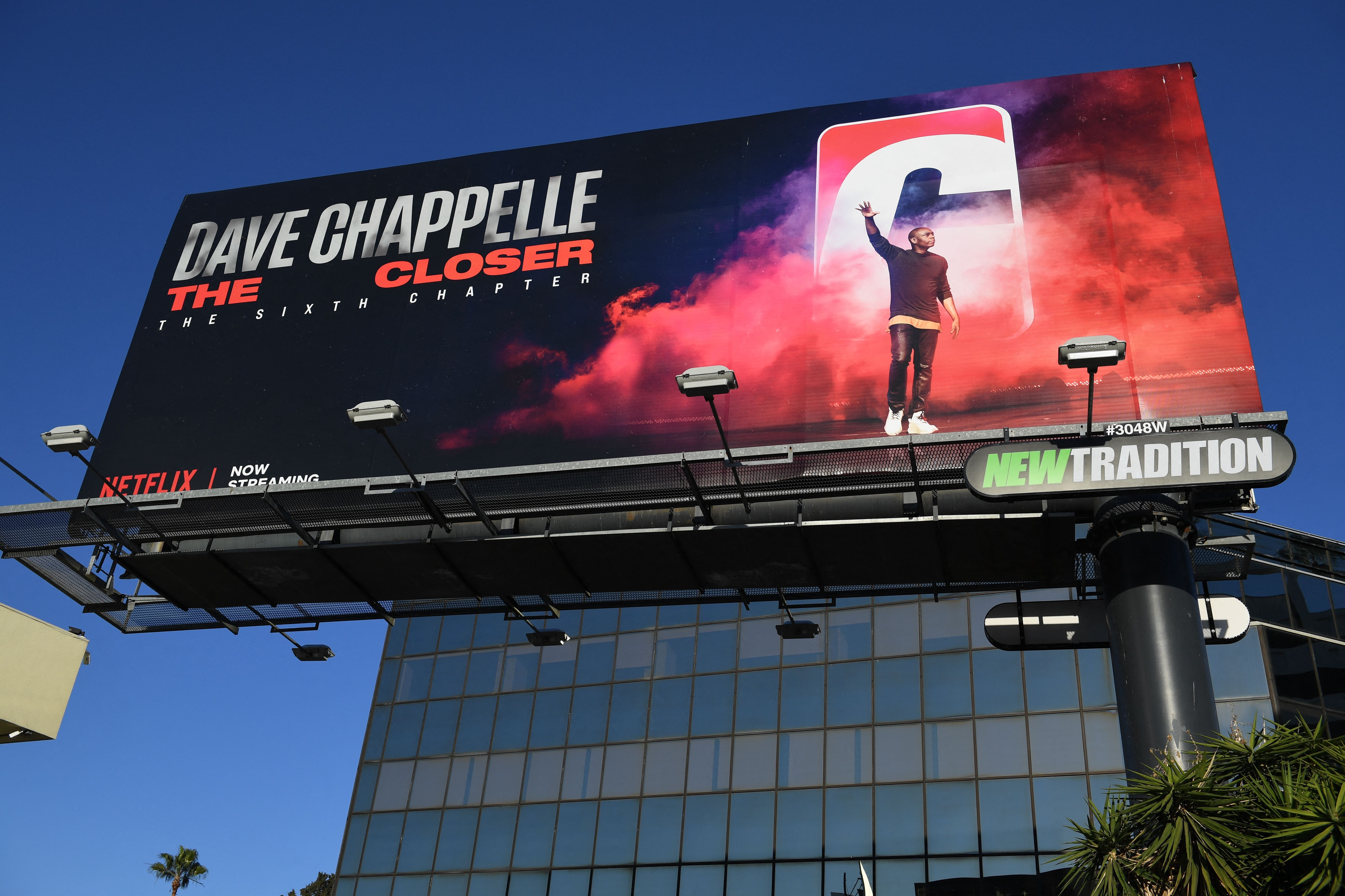 Un cartel para el especial de Dave Chappelle de Netflix The Closer se ve en Hollywood, California, el 12 de octubre de 2021. Un cartel para el especial de Dave Chappelle de Netflix The Closer se ve en Hollywood, California, el 12 de octubre de 2021.