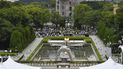 Palomas sobrevuelan el cenotafio dedicado a las víctimas de la bomba atómica durante un acto para conmemorar el 77mo aniversario del ataque, en el Parque de la Paz de Hiroshima, en el oeste de Japón, el 6 de agosto de 2022. 