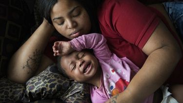Nakeyja Cade con su hija de un año Zariyah Cade en Flint, Michigan, en marzo pasado. La sangre de la chica había dado alto en plomo.