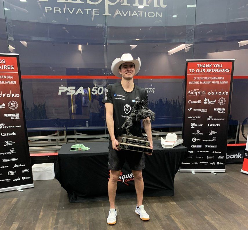 Diego Elías muestra el trofeo ganado en el Abierto de Squash de Calgary, en Canadá