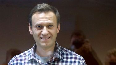 En esta foto del 20 de febrero de 2021, el líder opositor ruso Alexei Navalny permanece detrás de un cristal en la corte de distrito de Babuskinsky, en Moscú, Rusia.&nbsp;