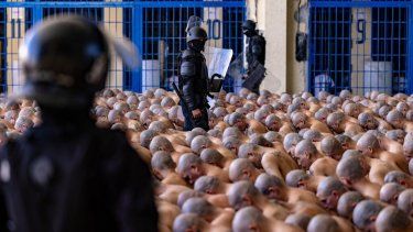 La Policía de El Salvador en una cárcel con cientos de pandilleros