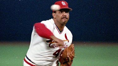 José DeLeón de los Cardenales de San Luis lanza ante los Expos de Montreal, el 6 de septiembre de 1988, en San Luis.