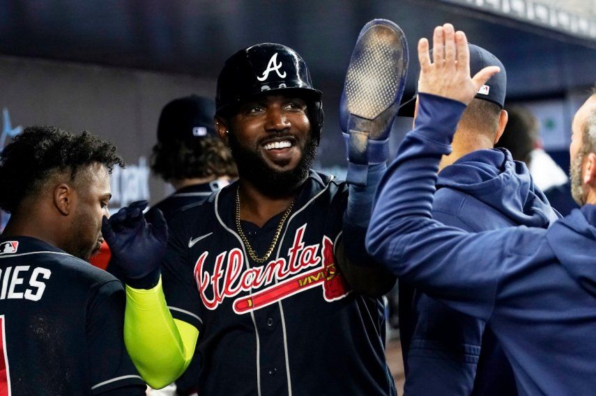 El dominicano Marcell Ozuna (20) de los Bravos de Atlanta tras batear un jonrón ante los Marlins de Miami, el jueves 4 de mayo de 2023, en Miami.