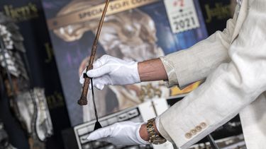 La varita de Harry Potter de Daniel Radcliffe de Harry Potter and The Gobelet of Fire se ve en la vista previa de Juliens Auctions Hollywood Sci-Fi, Action Fantasy and More subasta en Beverly Hills, California, el 10 de marzo de 2021.&nbsp; &nbsp;