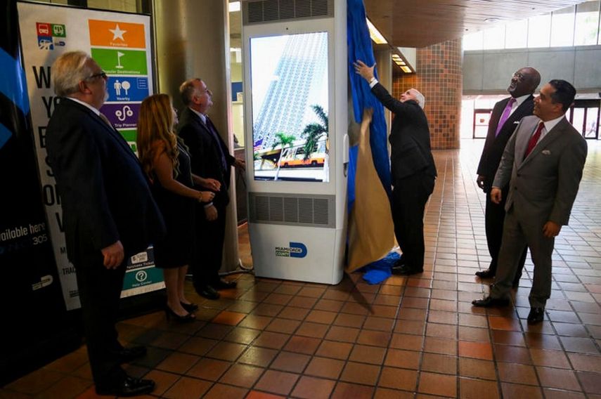 El alcalde Carlos Giménez inauguró el primer kiosko inteligente de la serie. Las unidades serán colocadas en las estaciones de transporte público.