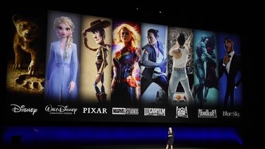 Personajes de pel&iacute;culas de Disney y Fox proyectados detr&aacute;s de Cathleen Taff, presidenta de distribuci&oacute;n, administraci&oacute;n de franquicias, negocios y studio de audiencias para Walt Disney Studios, durante la presentaci&oacute;n de Walt Disney Studios Motion Pictures en CinemaCon 2019, la convenci&oacute;n de la Asociaci&oacute;n Nacional de Propietarios de Cines (NATO) en el Caesars Palace, en Las Vegas.