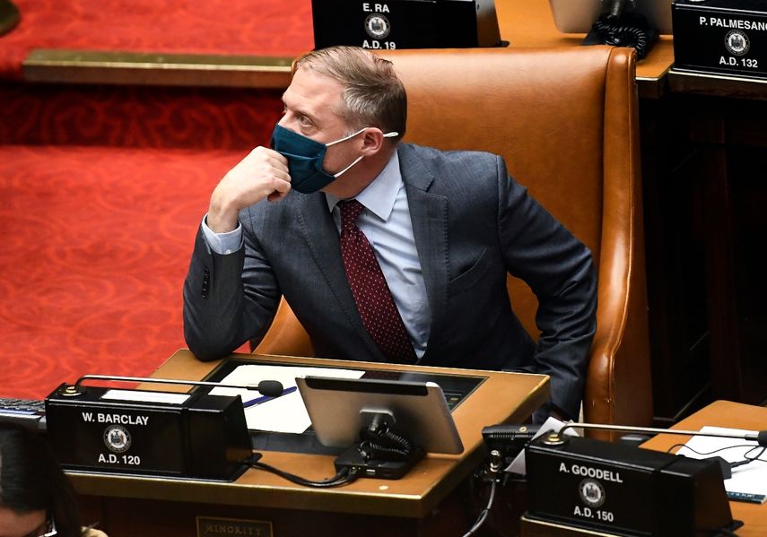 El líder de la minoría republicana en la Asamblea del estado de Nueva York, William A. Barclay, sigue los resultados de una votación presupuestaria, el miércoles 7 de abril de 2021. Los legisladores estatales de Nueva York crearon un fondo de 2.100 millones de dólares para ayudar a trabajadores que perdieron sus empleos o ingresos durante la pandemia de coronavirus, pero que fueron excluidos de otros programas gubernamentales de ayuda debido a su estatus migratorio.