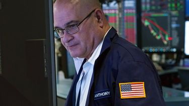 Un agente de Wall Street observa estadísticas en una pantalla.